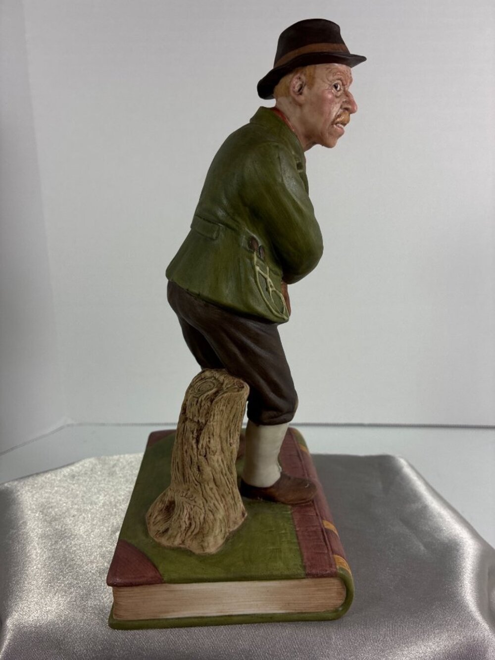 Vintage Aynsley The Poacher Figurine - Picture 4 of 11